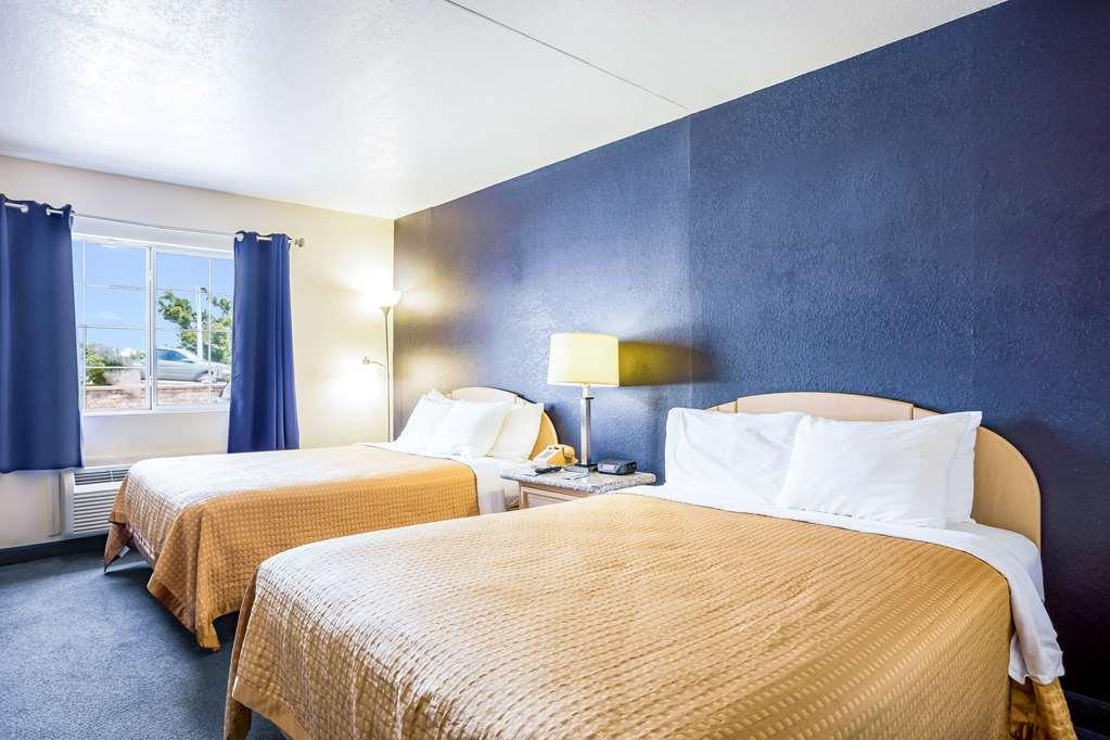 Rodeway Inn Branson, Brick House Room photo