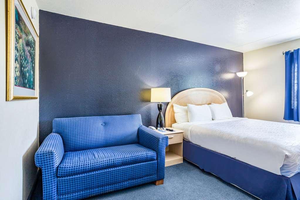 Rodeway Inn Branson, Brick House Room photo